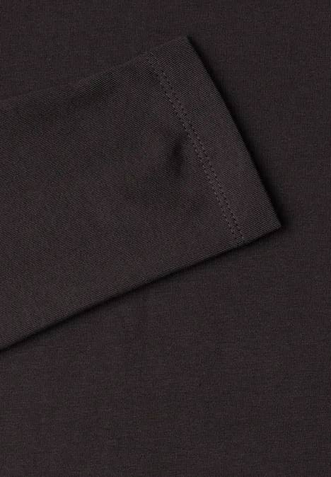 Schwarzer Stoff eines Langarmshirts mit sichtbarer Naht am Ärmelabschluss.