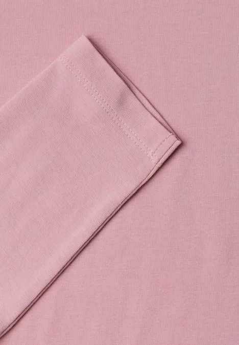 Gros plan sur un tissu rose avec une couture visible
