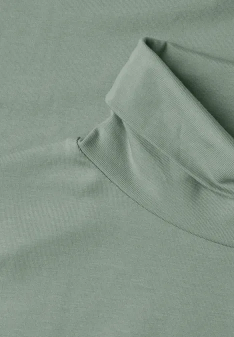 Langarm Shirt in Unifarbe mit Rollkragen eucalyptus green Hellgrüner Rollkragenpullover aus weichem Stoff, flach liegend.