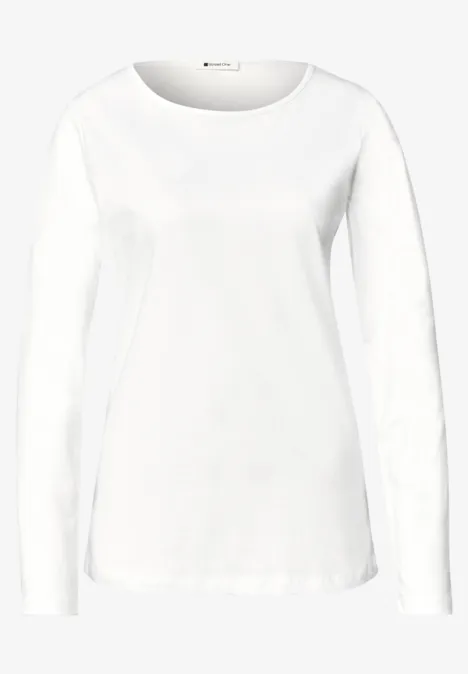Ein schlichtes weißes Langarmshirt mit rundem Ausschnitt.