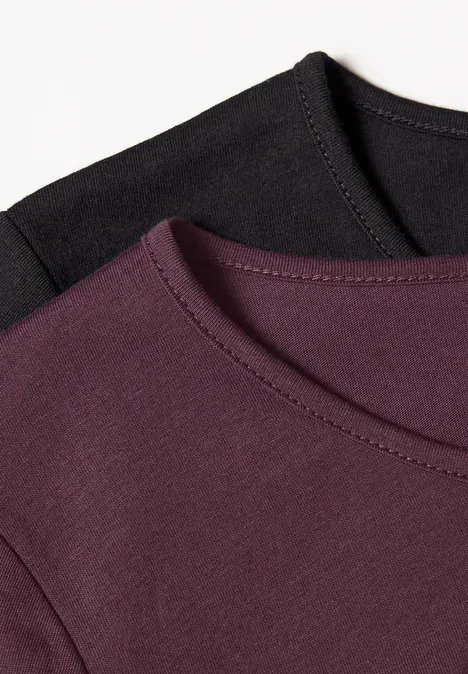 Deux t-shirts à col rond, l'un noir, l'autre bordeaux, présentés côte à côte.