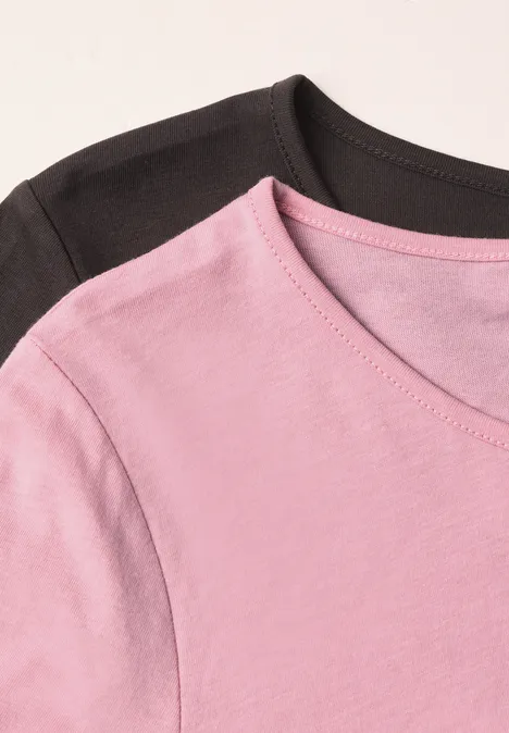 Zwei T-Shirts in Pastellrosa und Schwarz, übereinander gelegt und leicht versetzt.