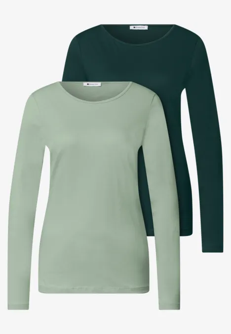 Twee dameslongsleeves met ronde hals in lichtgroen voor en donkergroen achter.