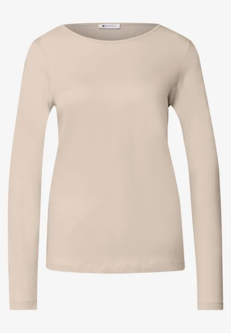 Beige damesshirt met lange mouwen en ronde hals.