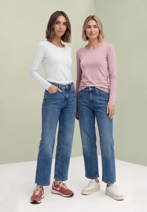 Langarm Shirts mit Rundhals im 2er-Pack off white/quiet rose Zwei Frauen in Jeans und langärmligen Shirts posieren vor hellgrünem Hintergrund.