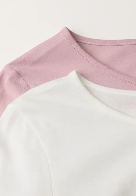 Langarm Shirts mit Rundhals im 2er-Pack off white/quiet rose Detailaufnahme von zwei T-Shirts in Rosa und Weiß, leicht übereinandergelegt.