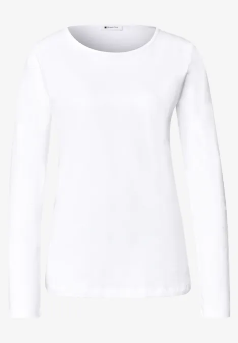 Ein schlichtes weißes Langarmshirt vor weißem Hintergrund.