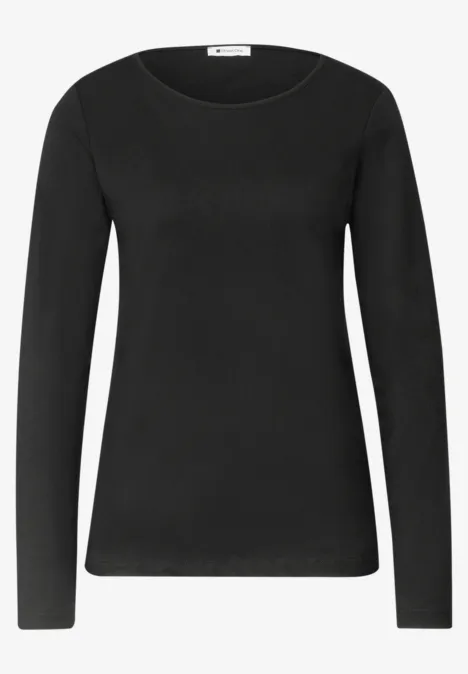 Ein schlichtes schwarzes Langarmshirt mit Rundhalsausschnitt.