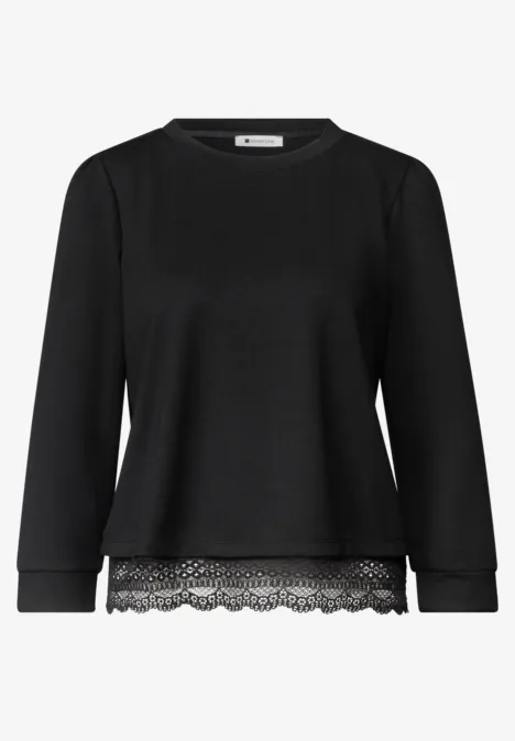 Schwarzer Damenpullover mit Rundhalsausschnitt, langen Ärmeln und Spitzenbesatz am Saum.