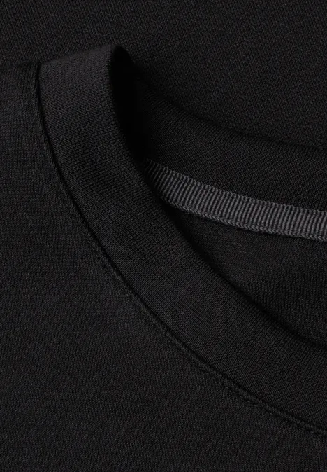 Nahaufnahme eines schwarzen T-Shirts mit Rundhalsausschnitt und feiner Naht.
