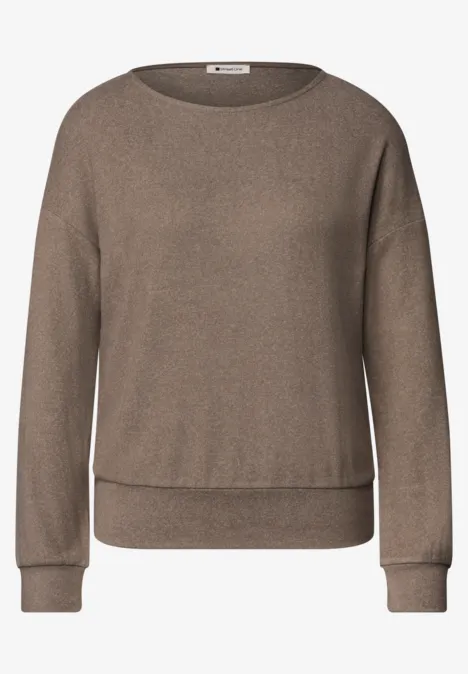 Pull marron à col rond et manches longues, coupe décontractée.
