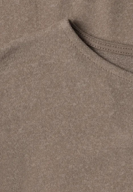 Gros plan sur un tissu gris-brun avec une encolure cousue.