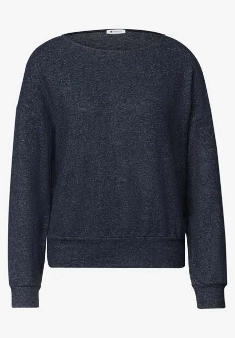 Pull bleu marine à col rond et coupe décontractée.