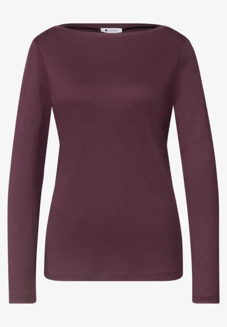 Dunkelrotes Langarmshirt mit U-Boot-Ausschnitt.