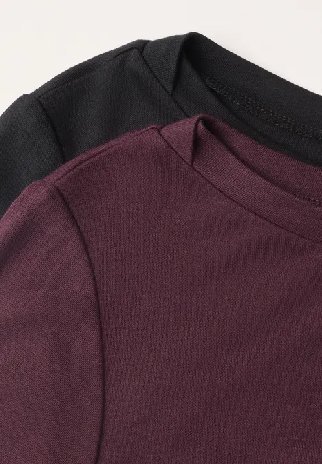 Zwei überlappende T-Shirts in Schwarz und Dunkelrot, Fokus auf den Rundhalsausschnitt und Stoffstruktur.