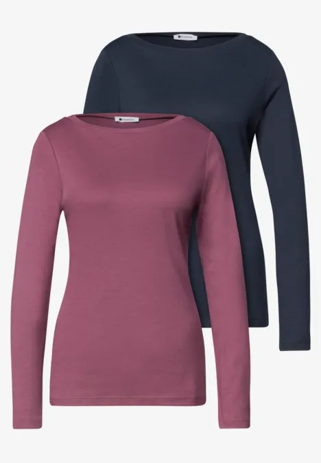 Zwei schlichte, langärmelige Damen-Shirts in Dunkelblau und Altrosa.