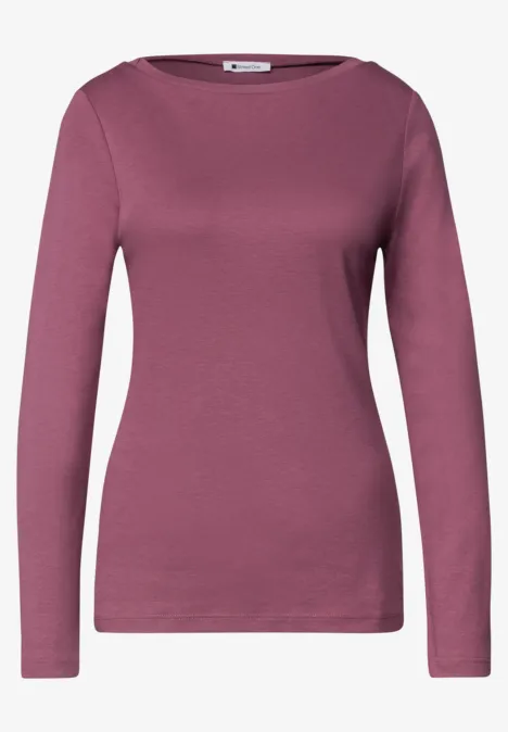 Schlichtes langärmliges Damenshirt in dunklem Rosenrot.