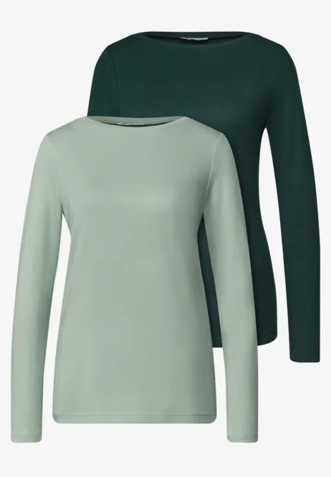 Zwei schlichte Langarmshirts in Dunkelgrün (hinten) und Mintgrün (vorne).