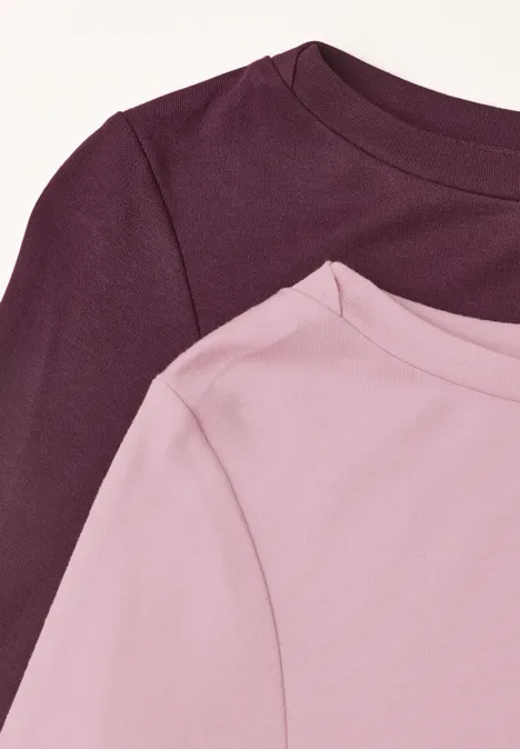 Twee T-shirts in roze en bordeaux op witte achtergrond