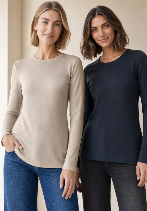 Zwei Frauen in lässigen Langarmshirts stehen nebeneinander und lächeln in die Kamera.