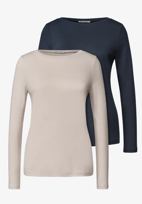 Zwei schlichte Langarmshirts mit Rundhalsausschnitt, eins in Beige und eins in Marineblau.