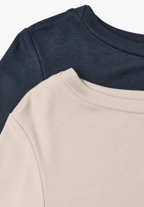 Zwei T-Shirts in Beige und Dunkelblau, leicht übereinandergelegt, Draufsicht.