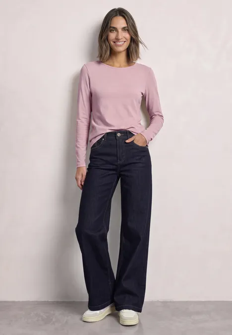 Koszulka z długim rękawem i dekoltem w łódkę - 2 Pack off white/quiet rose Kobieta w jasnoróżowej bluzce z długim rękawem i szerokich ciemnoniebieskich dżinsach na jasnym tle.
