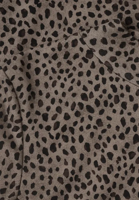 3/4-Arm Shirt mit Turtle Neck und Print Black Beiger Stoff mit unregelmäßigen schwarzen Flecken im Leopardenmuster.