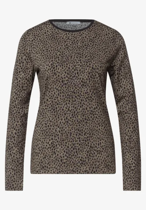 Pull ajusté à manches longues avec motif léopard et encolure ronde.