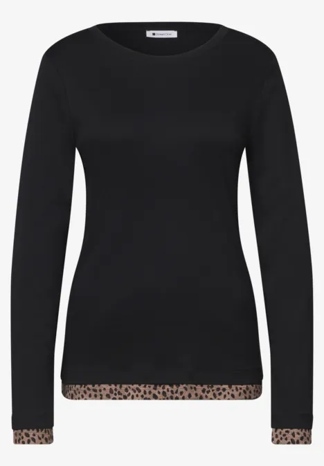 Langarm Shirt mit Colorblock und Printdetail Black Schwarzes Langarmshirt mit Rundhalsausschnitt und Leoprint an Bündchen und Saum.