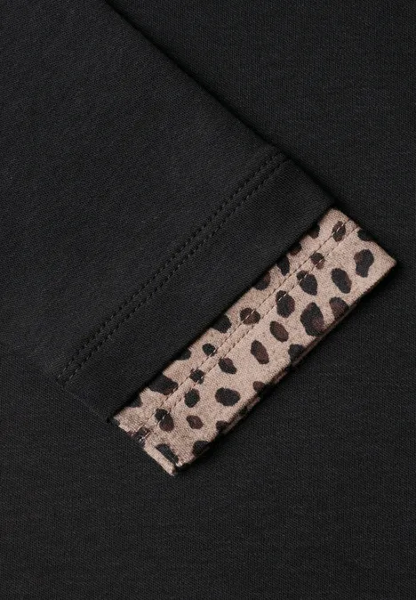 Langarm Shirt mit Colorblock und Printdetail Black Schwarzes Kleidungsstück mit einem beige-schwarz gefleckten Leopardenprint-Bündchen am Ärmel.