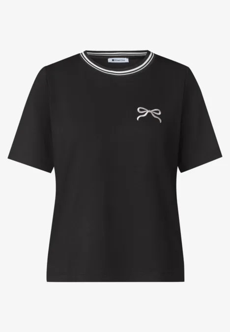 Shirt met ronde hals en geborduurd detail Black Schwarzes T-Shirt mit kurzen Ärmeln und kleinem Schleifchen auf der Brust.