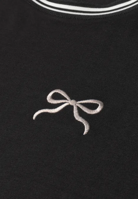 Shirt met ronde hals en geborduurd detail Black Schwarzer Oberstoff mit kleiner, cremefarbener Schleife am Halsausschnitt.