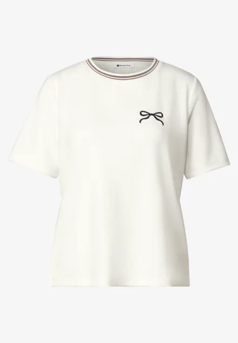 Weißes Kurzarm-T-Shirt mit Rundhals und kleinem schwarzem Schleifenmotiv auf der Brust.