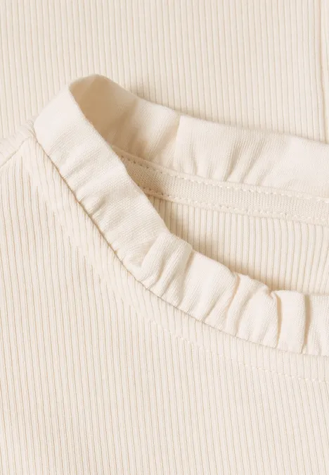 Langarm Shirt mit Rundhals und Rüschen pure beige Nahaufnahme eines cremefarbenen Oberteils mit Rüschenbesatz am gerippten Rundhalsausschnitt.