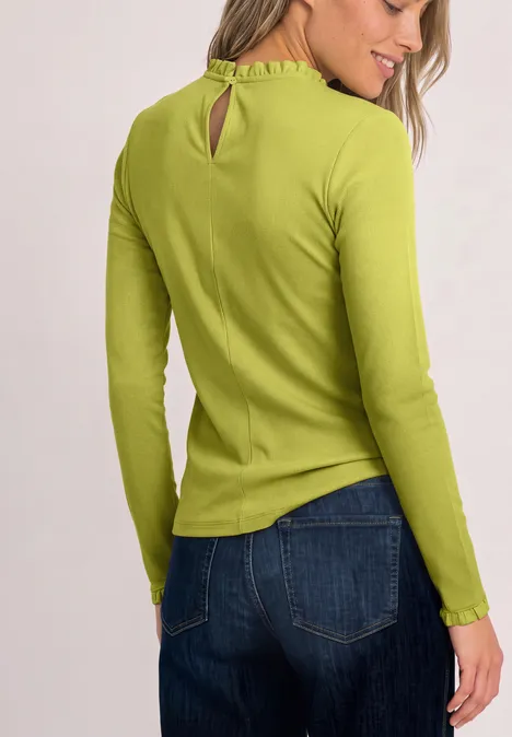 Langarm Shirt mit Rundhals und Rüschen apple lime Frau von hinten in grüner Langarmbluse und blauen Jeans