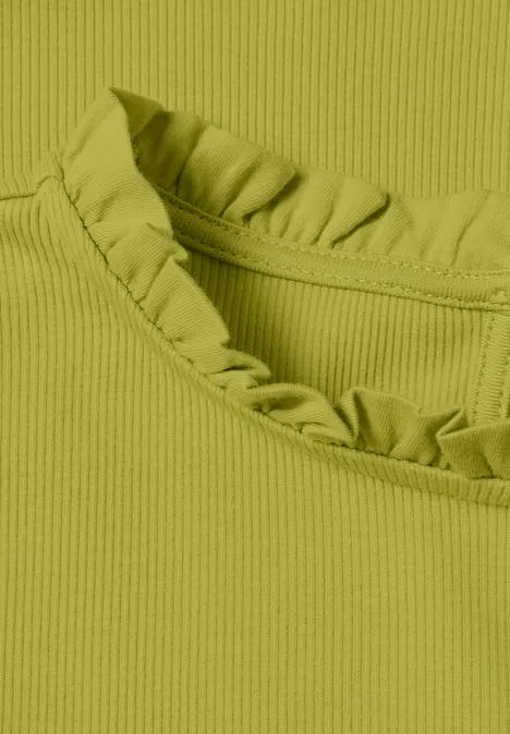 Langarm Shirt mit Rundhals und Rüschen apple lime Nahaufnahme eines olivgrünen, gerippten Oberteils mit Rüschenbesatz am Rundhalsausschnitt.