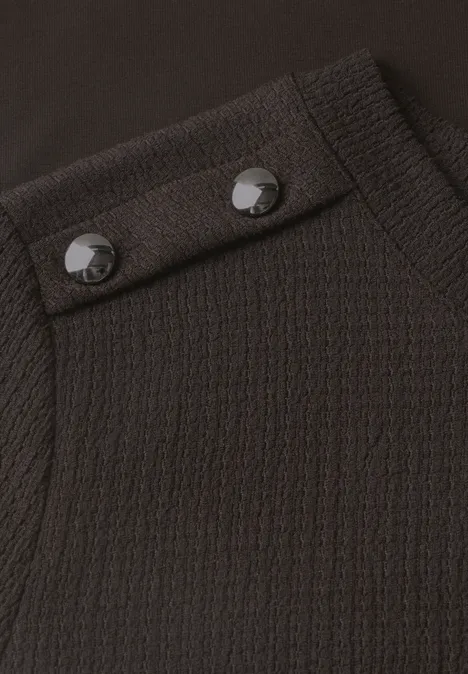 Schwarzes, strukturiertes Strickoberteil mit zwei glänzenden Schulterknöpfen