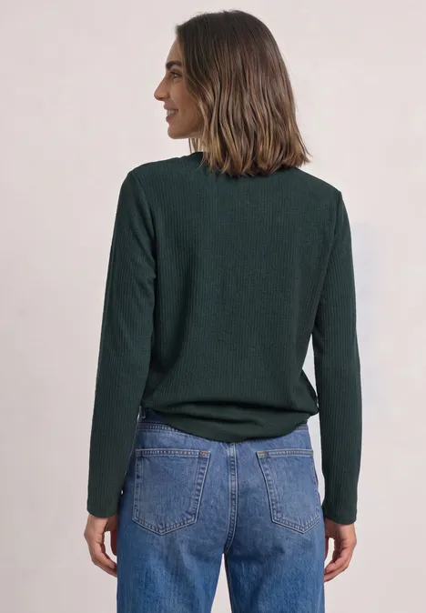 Shirt met lange mouwen, structuur en knopen stormy green Vrouw van achteren met groene trui en spijkerbroek.