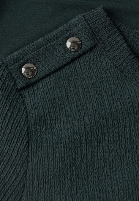 Shirt met lange mouwen, structuur en knopen stormy green Close-up van gestructureerde groene stof met twee zwarte knopen.