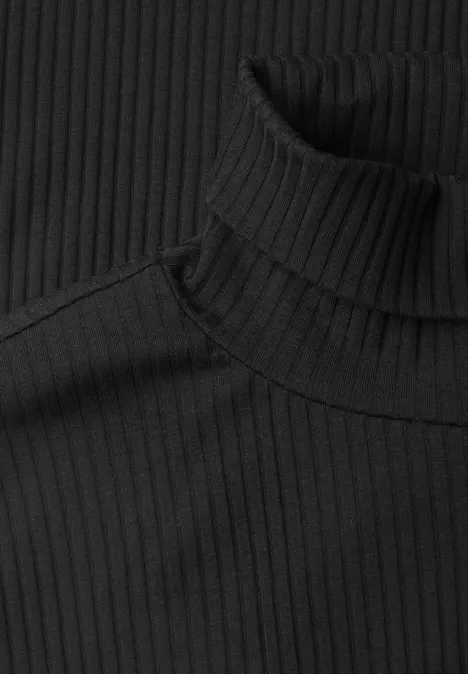 Basic coltrui Black Nahaufnahme eines schwarzen, gerippten Rollkragenpullovers.
