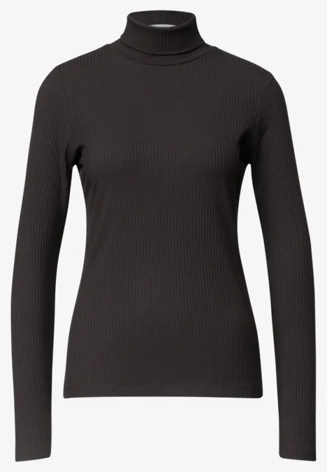 Schwarzer, langärmliger Rollkragenpullover aus gerippter Stoffstruktur.