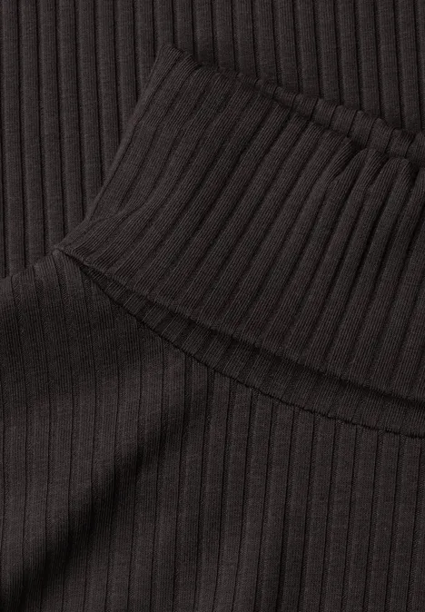 Schwarzer, eng anliegender Rollkragenpullover mit feinen Rippenstrick-Details.