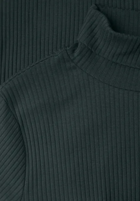 Basic shirt met col stormy green Close-up van een donkergrijs geribd coltrui.