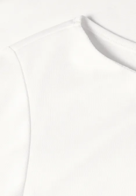 Close-up van een wit T-shirt met ronde hals.