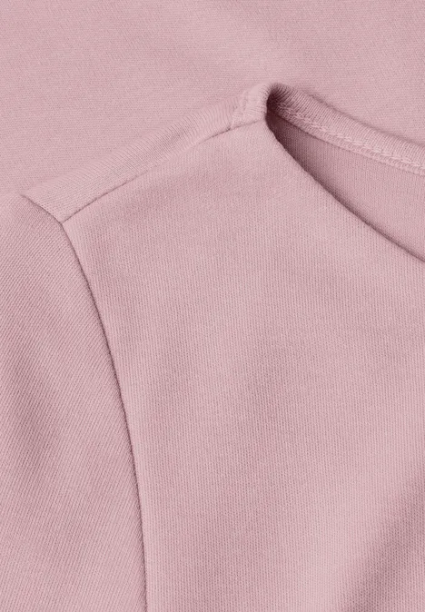 Basic shirt met boothals quiet rose Nahaufnahme eines rosa Shirts mit sichtbarer Schulternaht und Rundhalsausschnitt.