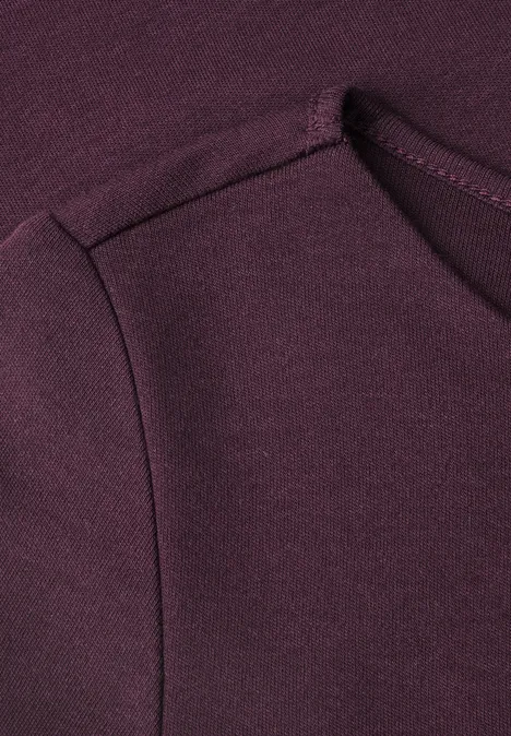 Close-up van een donkerpaars sweat met zijzak en zacht materiaal