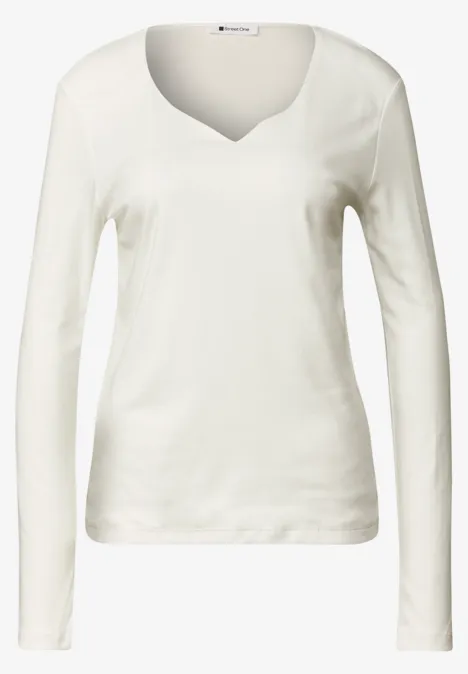 Schlichtes weißes Langarmshirt mit V-Ausschnitt.