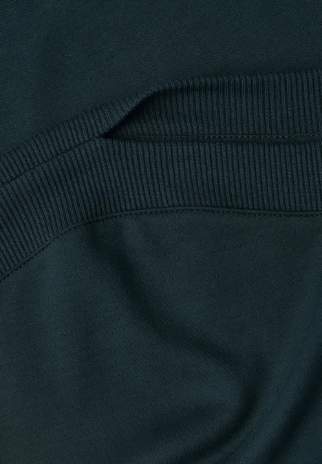 Close-up van donkere stof met fijne ribstructuur en zachte textuur.