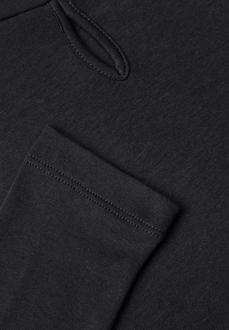 Shirt mit Turtle Neck und Schlitzdetail Black Nahaufnahme eines schwarzen Hoodies: Nahtdetail, Bündchen und Öffnung für den Kordelzug.
